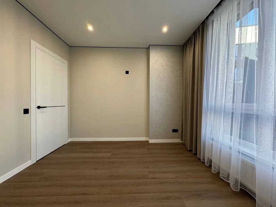 Продам! Двокімнатна з кухнею-вітальнею та великим балконом Біля річки!