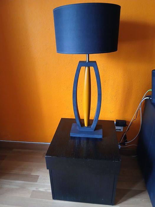 Mobilia de sala com TV.