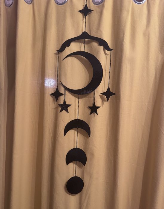 Wisząca dekoracja Killstar Cosmic projection czarna księżyc gwiazdy