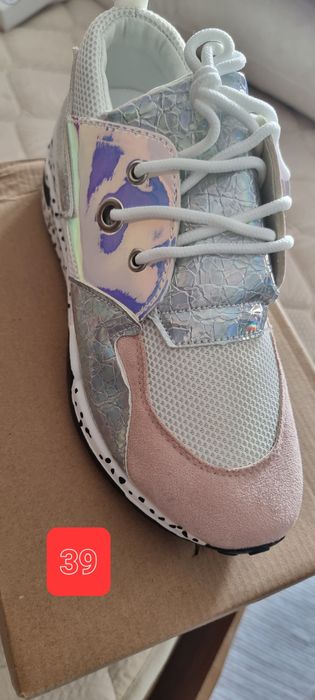 Vários sapatos de mulher