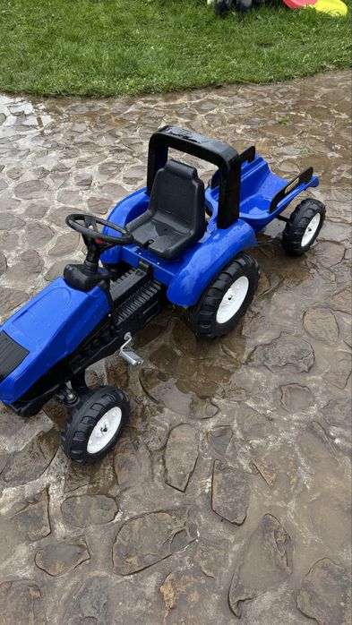 Продам трактор на педалях ( великий )