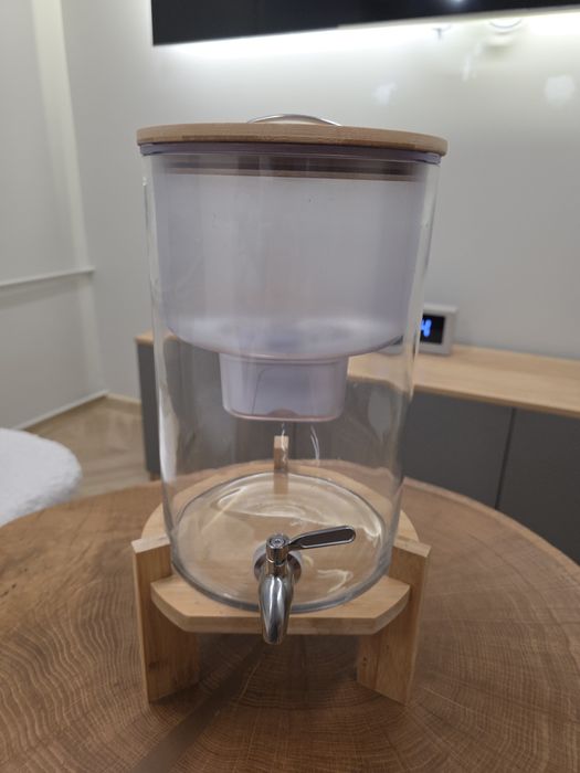 Słoik na wode z kranem i filtrem