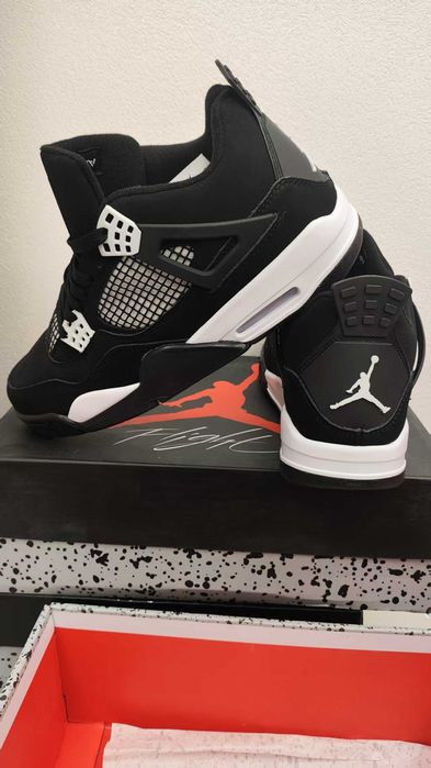 Buty męskie_Jordan_4_Retro_White_Thunder R.39