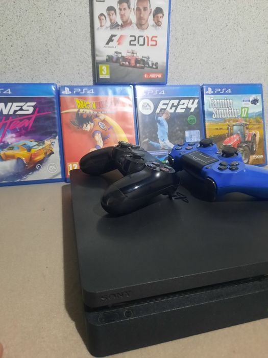 Ps4 com jogos e 2 comandos.