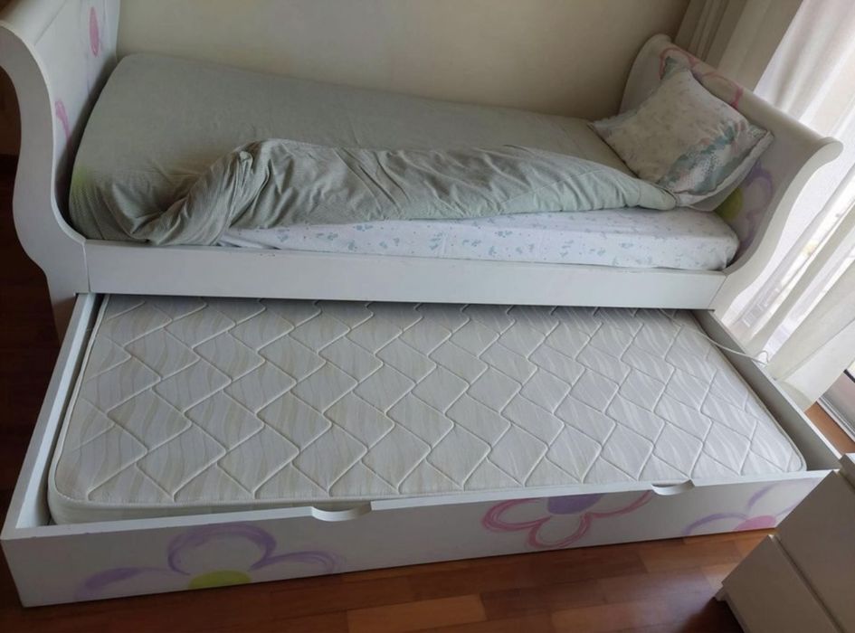 Cama de solteiro com gavetão e grade de segurança (inclui colchões)