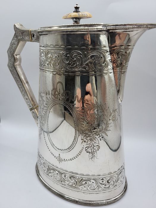 Posrebrzany dzbanek do kawy