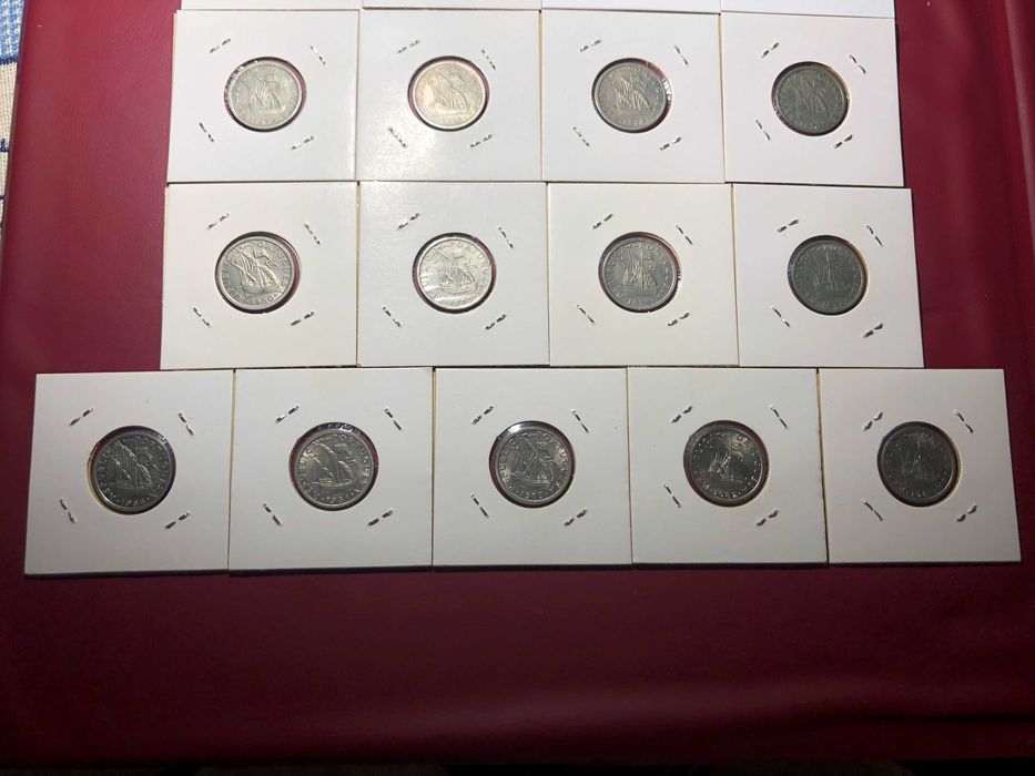 21 moedas de 2,5 escudos todas diferentes em Cuproniquel e em alvéolos