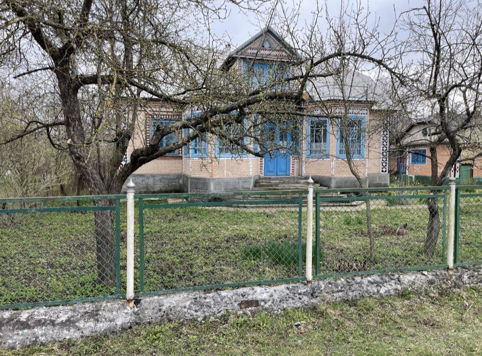 Продаж будинку на два входи