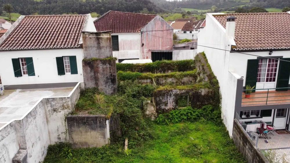 Terreno com ruína no vale das Furnas