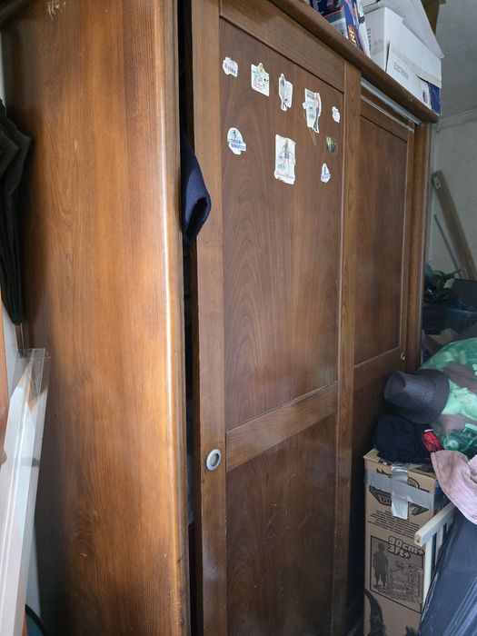 Vendo cama e mesinha de cabeceira de solteiro e guarda fatos