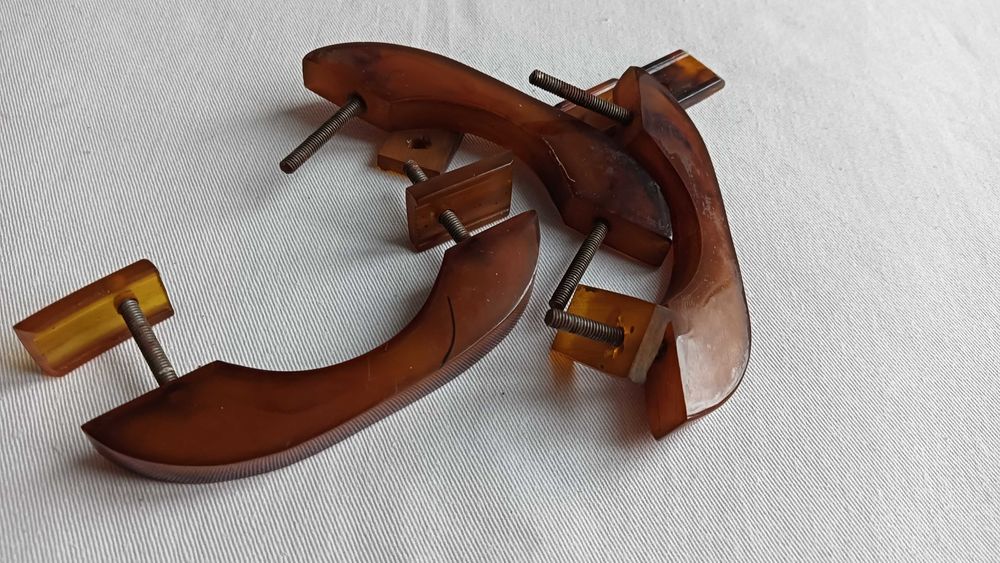 Stare kompletne uchwyty do mebli. . Bakelit Cena 1 szt