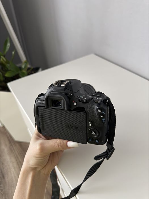 Фотоаппарат Canon EOS 250D в новому стані!