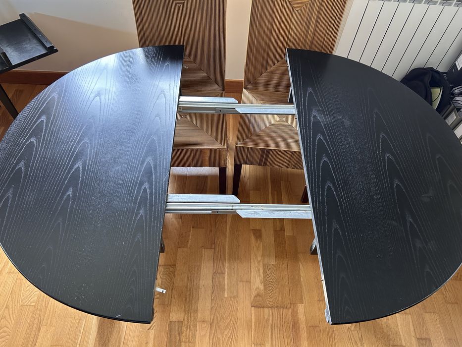 Mesa de jantar extensível e 4 cadeiras