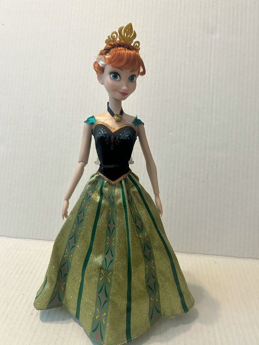 Brinquedo Boneca 30cm Singing Anna Frozen música Love is an open door.