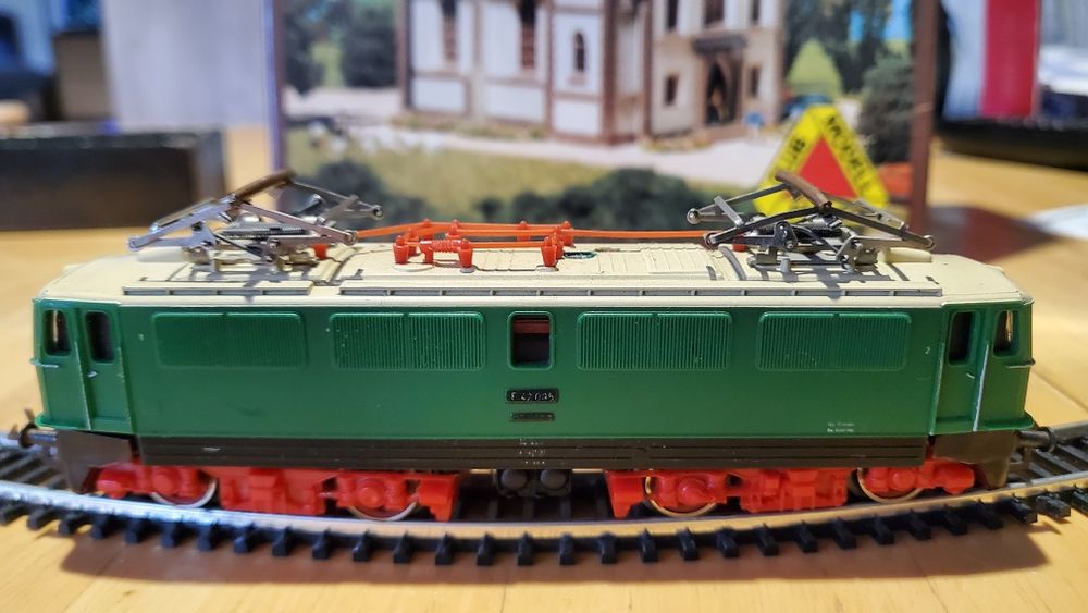 Elektrowóz E42 firmy Zeuke Bttb skala TT