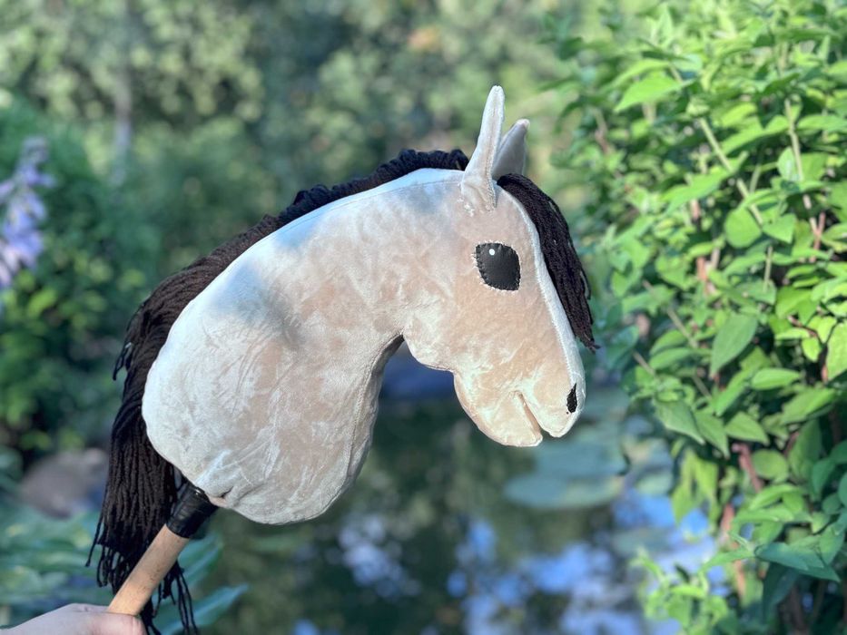 Hobby horse koń na kiju dzień dziecka brązowy biały czarny szary