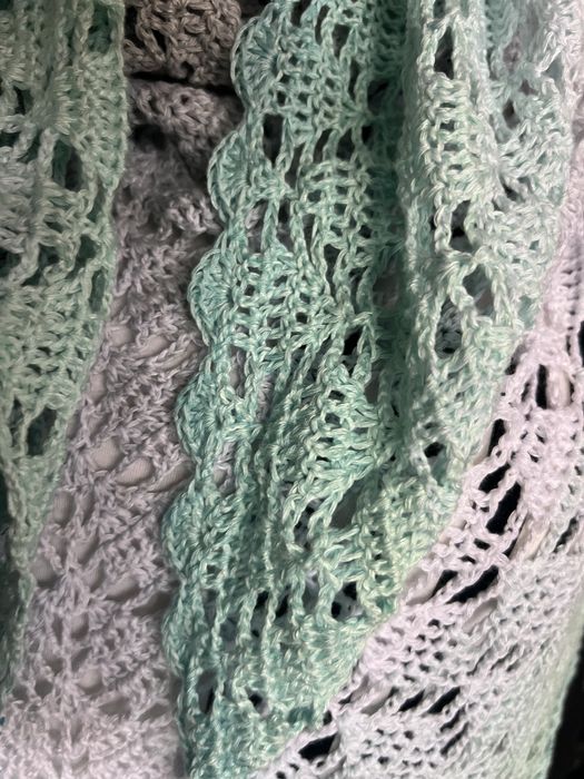 Ażurowa chusta robiona na szydełku