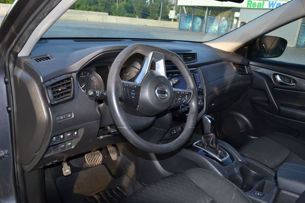 автомобіль нісан рог