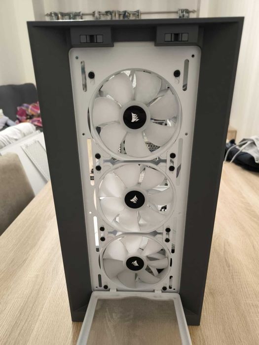 Caixa PC CORSAIR 5000D AIRFLOW com hub corsair e 4 ventoinhas.