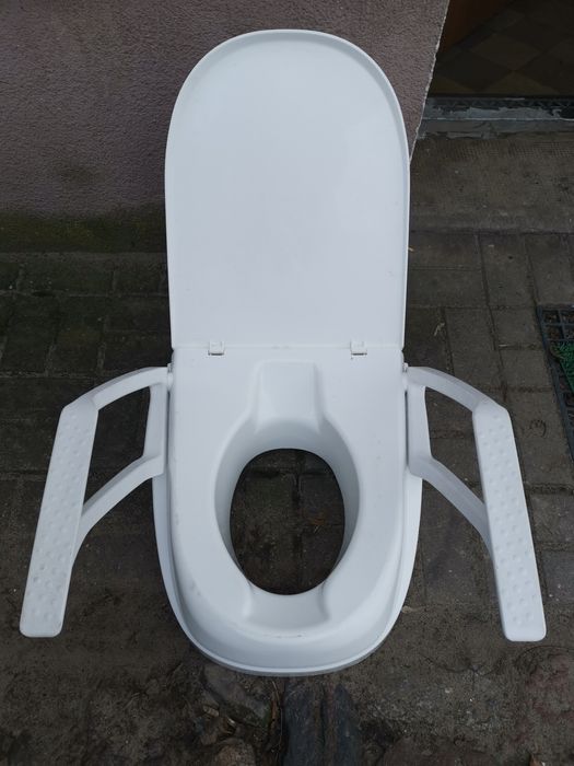 Nakładka toaletowa z poręczami.