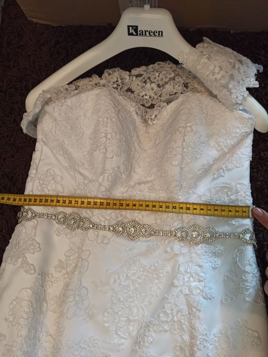 Suknia ślubna biała koronka podkreślająca talię