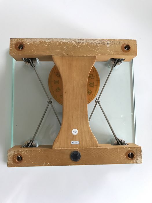 Balança transparente de vidro e madeira