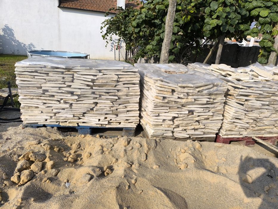 Capas de pedra branco/cinza