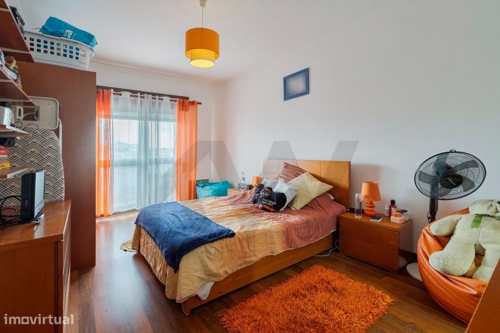 Apartamento T3 com Varanda e Vista para a Serra da Arrábida – Praça de
