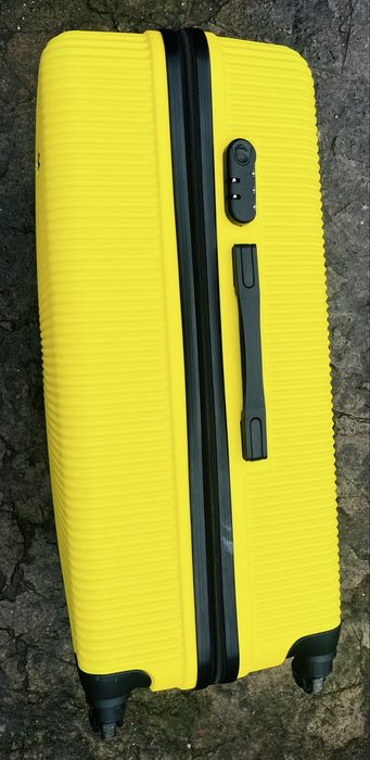 Продам жовту валізу.