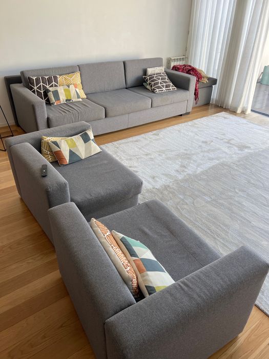 Sofá 2,80X95 cm e 2 pequenos modulares em cinza forrados a tecido