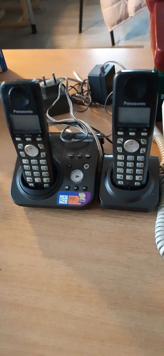 Радиотелефон с автоответчиком Panasonic и два кнопочных