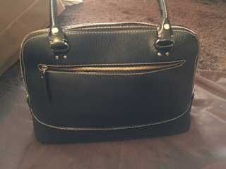 mala kate spade preta com dourado como nova com saquinho