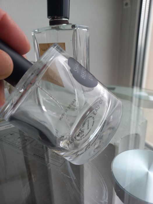 Скляні флакони парфумів для колекції