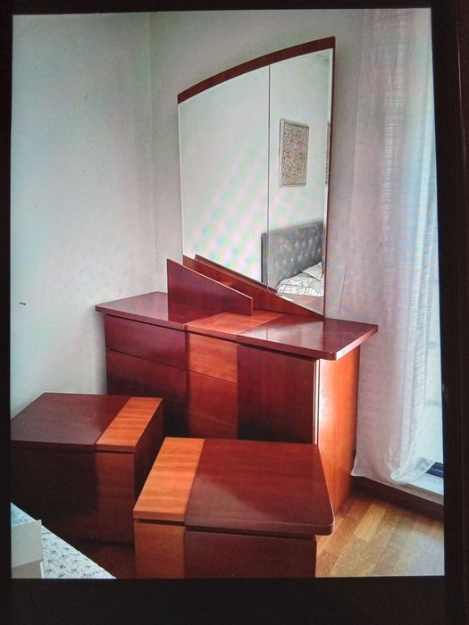 Cómoda em madeira escura com 2 tons