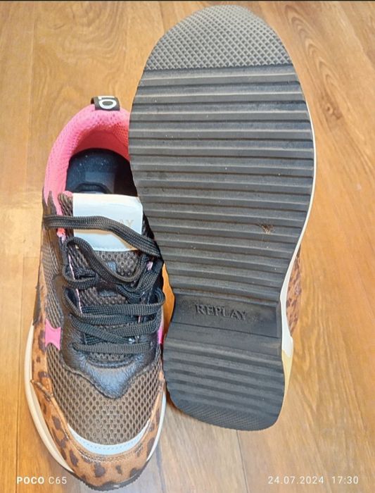 Продам кроссовки Replay