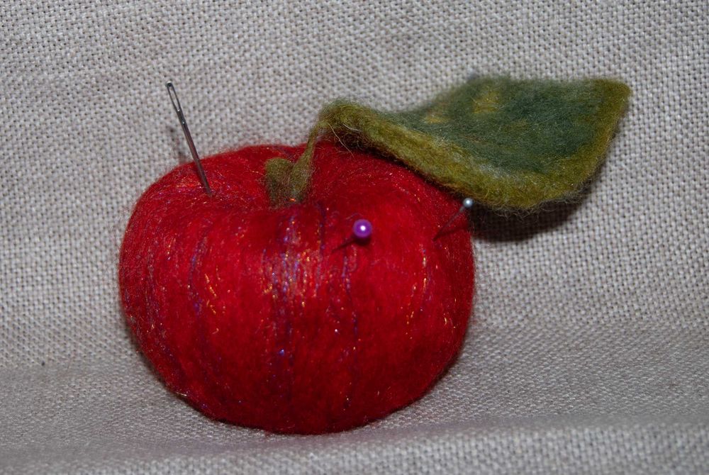 Голечниця з валяної вовни "Яблуко"