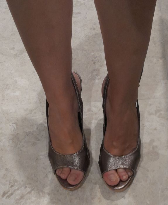 Sandálias douradas salto alto tamanho 36 salto com 12 cm marca lumaca