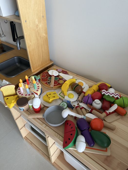 Cozinha Ikea com vários acessórios e conjunto de maquinas e alimentos