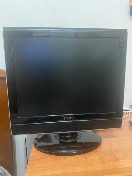 televisão pequena com comando