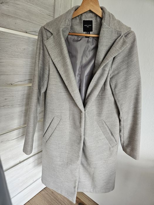 Szary zimowy płaszcz