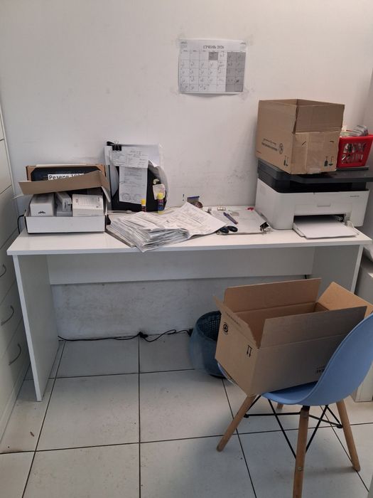 Стіл білий в ідеальному стані