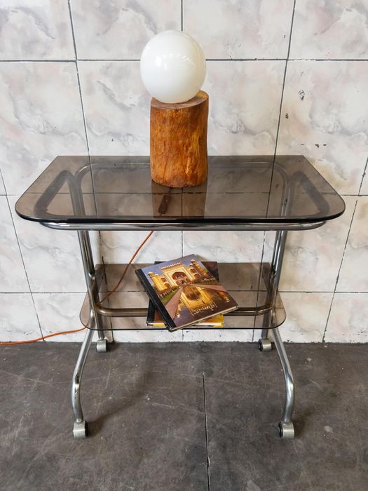 Mesa de apoio cromada e com rodas, dos anos 70.