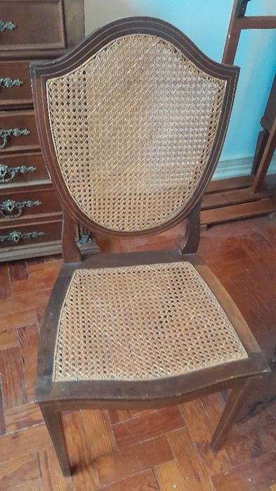 cadeira antiga em jacarandá com palhinha, possivelmente sintética.