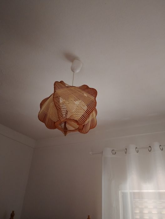 Beliche 2 camas com colchões, estrados mesinha cabeceira, candeeiro