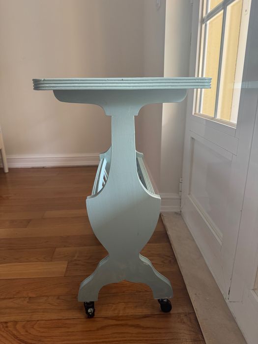 Mesa vintage de madeira com rodas