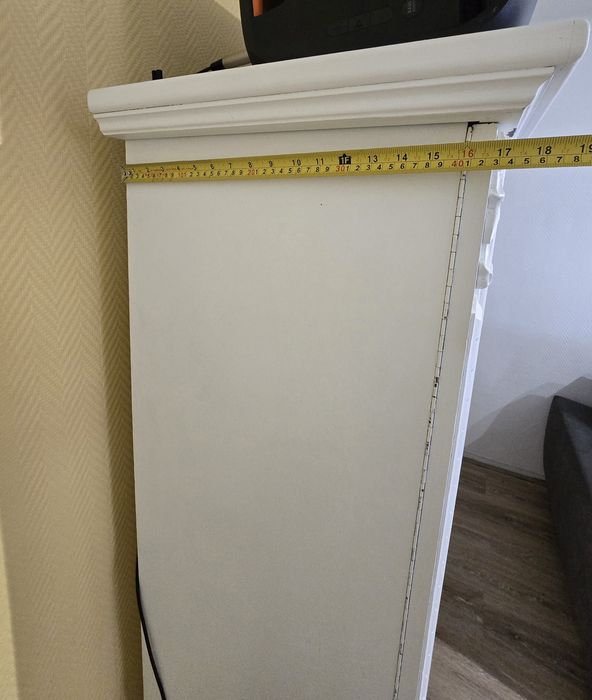 Vitrine/cristaleira de estilo clássico