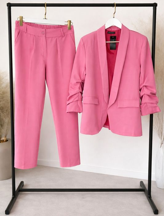 Garnitur damski różowy 46 do pracy biura komunie
