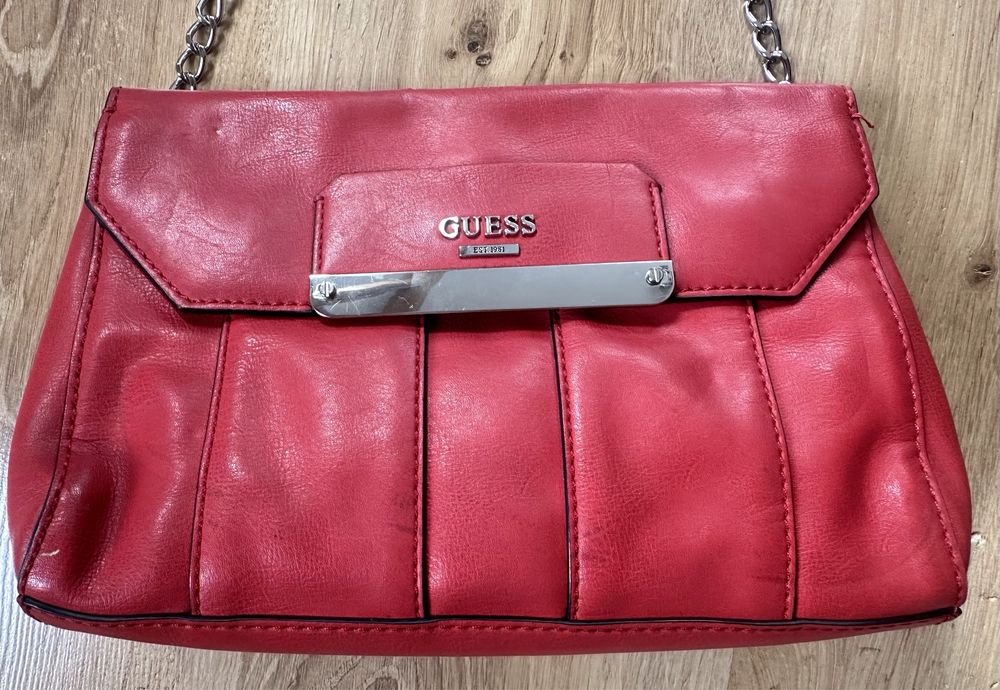 Torebka czerwona Guess na długim pasku