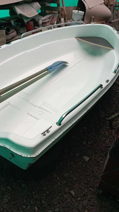 Гребний човен зі склопластику з веслами та леєрами