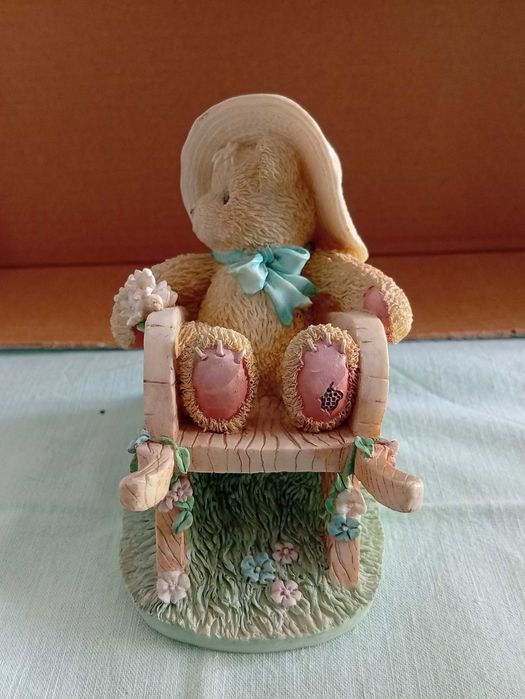 Ursinho em carro de jardim, com flores. Coleção Cherished Teddies.